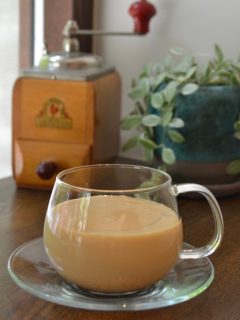 おはようございます。
本日6日は美容室、カフェ共に営業をしております。
カフェは仕込みが多い為、ドリンクとスイーツのみの15時までの営業となります。
ご来店をお待ちしております☕️

チャイティーラテ

#新宿三丁目　#カフェ　#ランチ　#パスタ
#テイクアウト