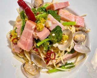 おはようございます。
本日3日は美容室、カフェ共に営業をしております。
カフェは15時までの営業となります。
ご来店をお待ちしております☕️

菜の花と浅利、ベーコンのペペロンチーノ

#新宿三丁目　#カフェ　#ランチ　#パスタ
#テイクアウト