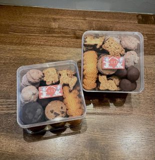 おはようございます。
本日5日は美容室、カフェ共に営業をしております。
カフェは15時までの営業となります。
ご来店をお待ちしております☕️

クッキーBOX
《ヘーゼルナッツクッキー、サブレディアマン(ショコラ&カフェ)、コーヒー豆クッキー、クロッカンショコラ)
たぶん30枚くらい入ってます🍪
犬バージョンと猫バージョンの2種類あります。

#新宿三丁目　#カフェ　#ランチ　#パスタ
#テイクアウト