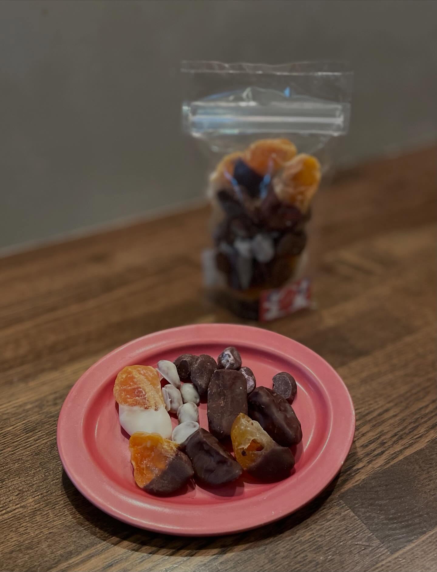 おはようおはようございます。
本日13日は美容室、カフェ共に営業をしております。
カフェはドリンク、スイーツのみ14時までの営業となります。
ご来店をお待ちしております☕️
フルーツチョコレート(自家製金柑のコンポート、貴腐ワイン漬けレーズン、マンダリンオレンジ、インカベリー)
#新宿三丁目 #カフェ #ランチ #パスタ
#テイクアウトございます。
本日13日は美容室、カフェ共に営業をしております。
カフェは15時までの営業となります。
ご来店をお待ちしております☕️
新宿三丁目 カフェ ランチ パスタ
テイクアウトもできる