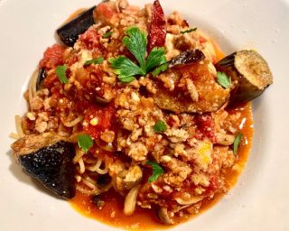 おはようございます。
本日27日は美容室、カフェ共に営業をしております。
カフェは14時半までの営業となります。
ご来店をお待ちしております☕️

豚ひき肉と揚げ茄子のアラビアータ
#新宿三丁目　#カフェ　#ランチ　#パスタ
#テイクアウト