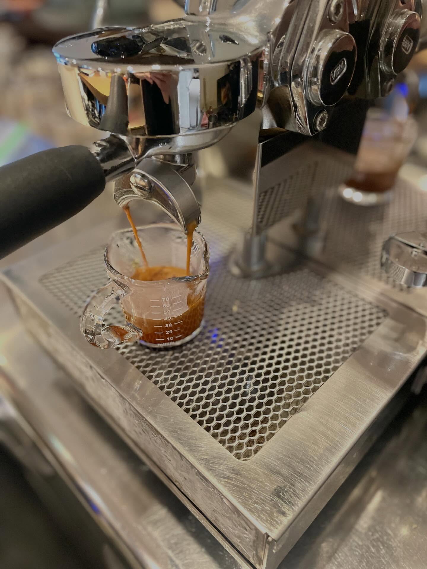 おはようございます。
本日7日は美容室、カフェ共に営業をしております。
カフェは15時までの営業となります。
ご来店をお待ちしております☕️

#新宿三丁目　#カフェ　#ランチ　#パスタ
#テイクアウト