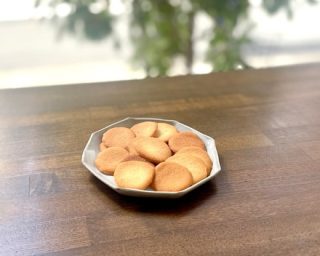 おはようございます。
本日12日は美容室、カフェ共に営業をしております。
カフェは14時までの営業となります。
ご来店をお待ちしております☕️

《シガール》アーモンドパウダーをローストしてから生地と混ぜ合わせて焼きあげた香ばしい薄焼きクッキー
《ハニーレモンオレンジケーク》
蜂蜜レモンとオレンジピールのパウンドケーキ
#新宿三丁目　#カフェ　#ランチ　#パスタ
#テイクアウト