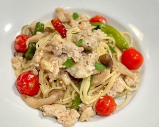 おはようございます。
本日18日は美容室、カフェ共に営業をしております。
カフェは15時(LO14:30)までの営業となります。
ご来店をお待ちしております☕️

自家製鶏軟骨つみれとレンコン、スナップエンドウとトマトのペペロンチーノ
#新宿三丁目　#カフェ　#ランチ　#パスタ
#テイクアウト