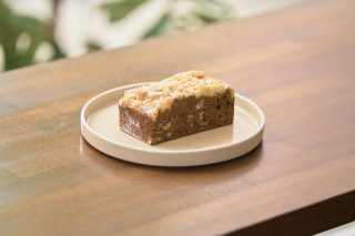 おはようございます。
本日21日は美容室、カフェ共に営業をしております。
カフェはドリンクとスイーツのみ15時までの営業となります。
ご来店をお待ちしております☕️

紅茶とホワイトチョコレートケーク
生地にもアールグレイをしっかりきかせ、ホワイトチョコレートとクランブルクッキーを乗せて焼き上げました。

#新宿三丁目　#カフェ　#ランチ　#パスタ
#テイクアウト