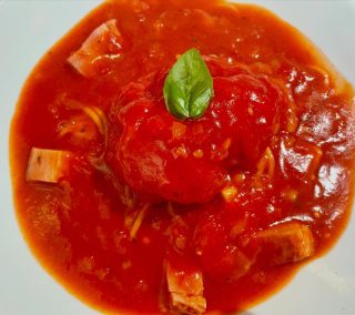 おはようございます。
本日25はカフェのみ14時半までの営業となります。
ご来店をお待ちしております☕️

フレッシュトマトとモッツァレラチーズのトマトパスタ

#新宿三丁目　#カフェ　#ランチ　#パスタ
#テイクアウト