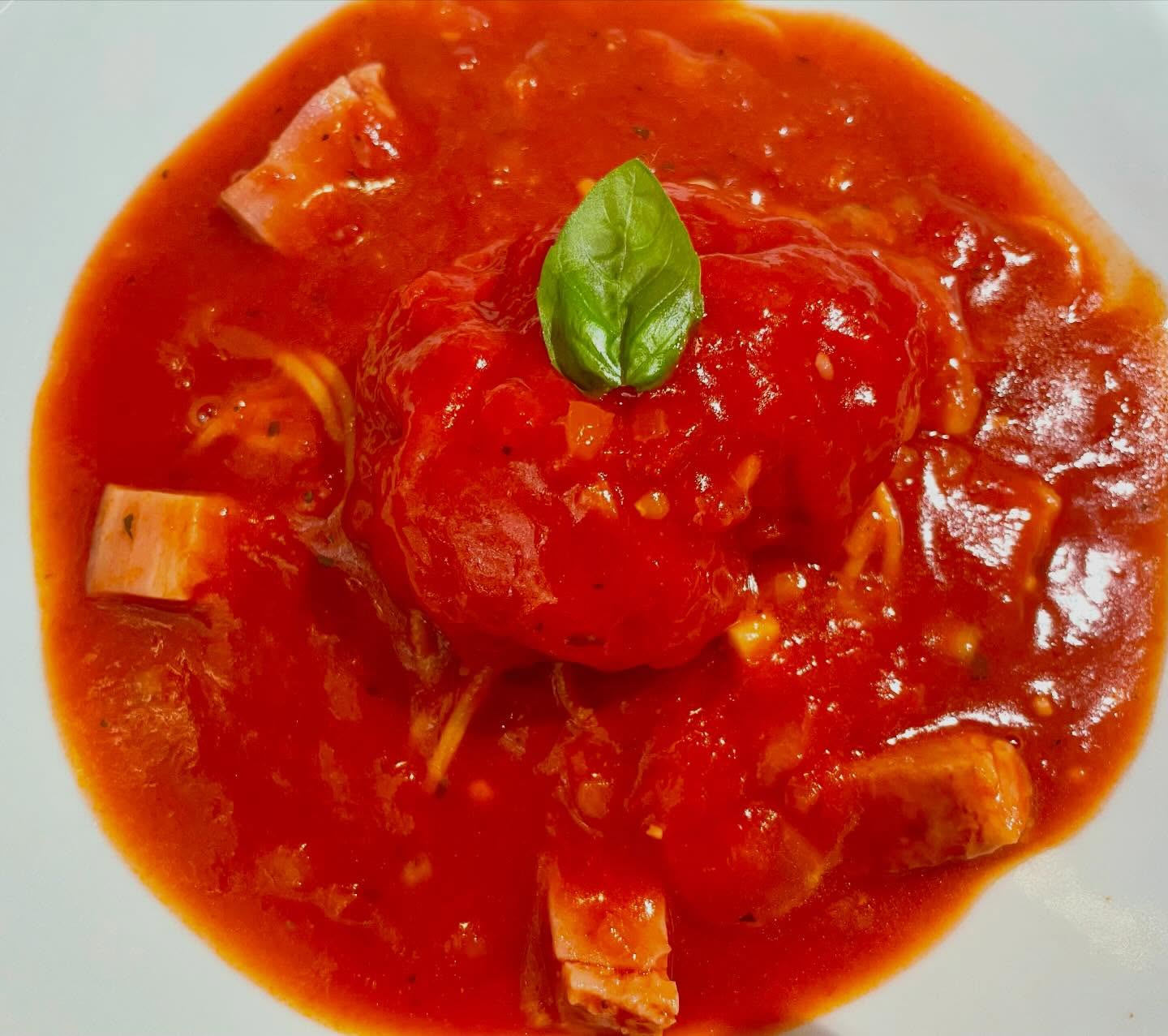 おはようございます。
本日25はカフェのみ14時半までの営業となります。
ご来店をお待ちしております☕️

フレッシュトマトとモッツァレラチーズのトマトパスタ

#新宿三丁目　#カフェ　#ランチ　#パスタ
#テイクアウト