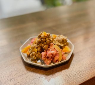 おはようございます。
本日7日は美容室、カフェ共に営業をしております。
カフェは15時までの営業となります。
ご来店をお待ちしております☕️

《紅茶のクランチ》
紅茶ベースのクランチをいろいろな具と合わせました
(TEA＆レモン/オレンジ/ストロベリー/マロン/イチジク/ホワイトチョコ/ストロベリーチョコ/ミルクチョコ)

#新宿三丁目　#カフェ　#ランチ　#パスタ
テイクアウト