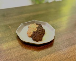 おはようございます。
本日11日は美容室、カフェ共に営業をしております。
カフェは15時までの営業となります。
ご来店をお待ちしております☕️

《サブレ プレーン＆ココア》
バターの香ばしさ、きび砂糖の甘さを感じるシンプルなクッキー

#新宿三丁目　#カフェ　#ランチ　#パスタ
#テイクアウト