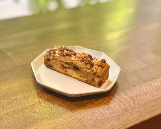 おはようございます。
本日18日は美容室、カフェ共に営業をしております。
カフェは15時までの営業となります。
ご来店をお待ちしております☕️

《バナナケーク》
完熟バナナとキャラメリゼしたバナナ、胡桃とチョコを合わせたパウンドケーキ

#新宿三丁目　#カフェ　#ランチ　#パスタ
#テイクアウト