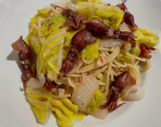 おはようございます。
本日25日は美容室、カフェ共に営業をしております。
カフェは15時までの営業となります。
ご来店をお待ちしております☕️

ホタルイカと春キャベツのアンチョビぺぺ

#新宿三丁目　#カフェ　#ランチ　#パスタ
#テイクアウト