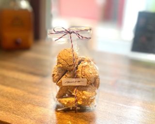 おはようございます。
本日27日は美容室、カフェ共に営業をしております。
カフェは14時半までの営業となります。
ご来店をお待ちしております☕️

《ヘーゼルナッツクロッカン》
ヘーゼルナッツパウダーとブロークンのクロッカン(メレンゲ菓子)ちょこっとチョコレートをサンドしたのも入れてます。
#新宿三丁目　#カフェ　#ランチ　#パスタ
#テイクアウト