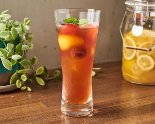 おはようございます。
本日9日は美容室、カフェ共に営業をしております。
カフェは15時までの営業となります。
ご来店をお待ちしております☕️

《アイスフルーツティー》
季節のフルーツを冷凍させて、アイスティーと合わせた食べるフルーツティー

#新宿三丁目　#カフェ　#ランチ　#パスタ
#テイクアウト