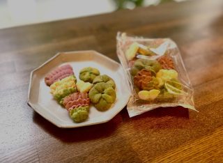 おはようございます。
本日7日は美容室、カフェ共に営業をしております。
カフェは15時までの営業となります。
ご来店をお待ちしております☕️

《カーネーションクッキー》
母の日の贈り物にも。カーネーションと四つ葉のクローバー(ラズベリー、ピスタチオ、ココナッツ)
《3種のキウイケーク》
グリーンキウイ、イエローキウイ、レッドキウイにホワイトチョコレートを合わせたキウイのパウンドケーキ

#新宿三丁目　#カフェ　#ランチ　#パスタ
#テイクアウト