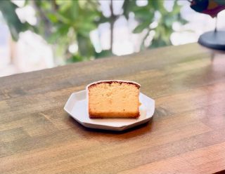 おはようございます。
本日13日は美容室、カフェ共に営業をしております。
カフェは14時までの営業となります。
ご来店をお待ちしております☕️

《一才柚子のパウンドケーキ》
私の友人のパティスリー『ラトリエグルマン』さんのパウンドケーキてす。
国分寺産の柚子を使ったパウンドケーキ

#新宿三丁目　#カフェ　#ランチ　#パスタ
#ラトリエグルマン