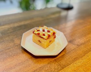 おはようございます。
本日21日は美容室、カフェ共に営業をしております。
カフェは14時までの営業となります。
ご来店をお待ちしております☕️

《チェリーカスタードケーク》
チェリータルトの様なパウンドケーキ。自家製アメリカンチェリーのコンポートにカスタード味のパウンド生地、クッキー生地とスパイスのチェリージャム。
《ピスタチオのチェリージャムサンドクッキー》
ピスタチオクッキーにスパイスチェリージャムをサンド

#新宿三丁目　#カフェ　#ランチ　#パスタ
#テイクアウト
