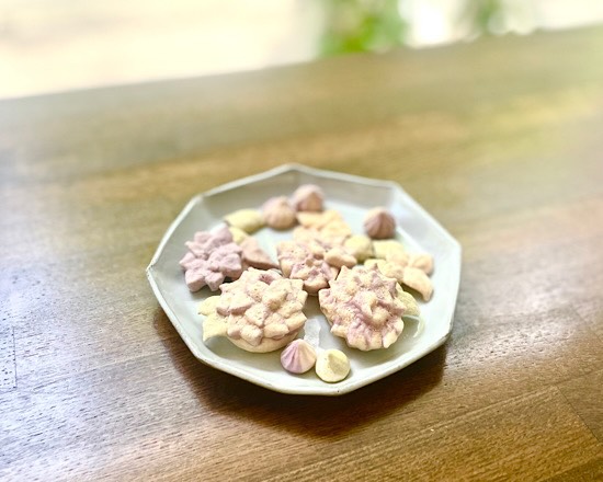 おはようございます。
本日6日は美容室、カフェ共に営業をしております。
カフェは11時ー14時までテイクアウトのみの営業となります。
ご来店をお待ちしております☕️

紫陽花メレンゲ(ブルーベリー、ラズベリー、抹茶)

#新宿三丁目　#カフェ　#ランチ　#パスタ
#テイクアウト