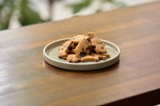 おはようございます。
本日16日は美容室、カフェ共に営業をしております。カフェは11時ー14時までの営業となります。
ご来店をお待ちしております☕️

《チョコチップクッキー》
きび砂糖がベースの生地にたっぷりのチョコチップ。
毎回違うアニマルをパズルのように袋に閉じ込めた当店1番人気のクッキー。

#新宿三丁目　#カフェ　#ランチ　#パスタ
#テイクアウト
