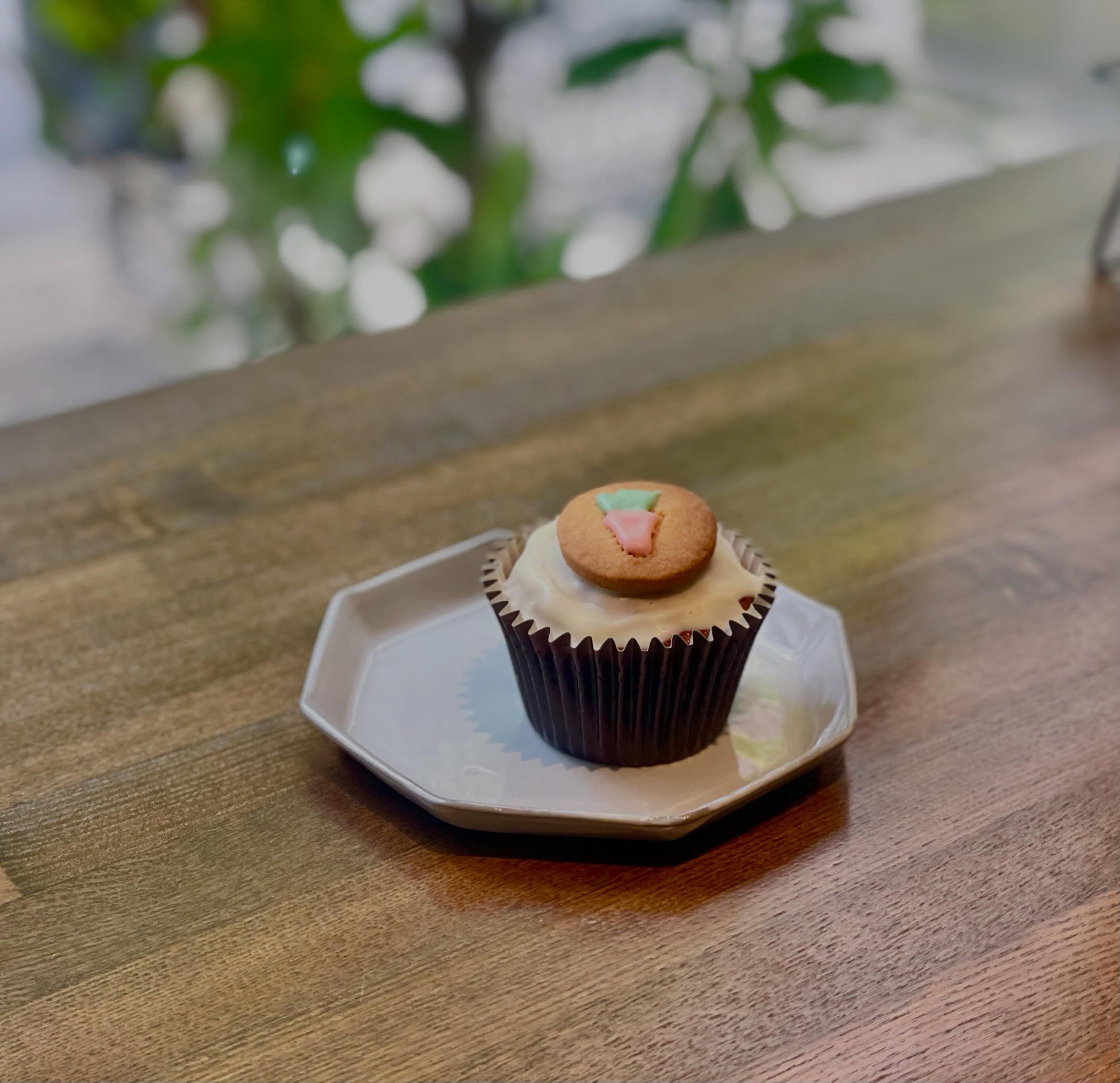 おはようございます。
本日24日は美容室、カフェ共に営業をしております。
カフェは11時ー14時半までテイクアウトのみの営業となります。
ご来店をお待ちしております☕️

《キャロットケーキ》
新にんじんとズッキーニ、レーズンのオイルベースのキャロットケーキ

#新宿三丁目　#カフェ　#ランチ　#パスタ
#テイクアウト