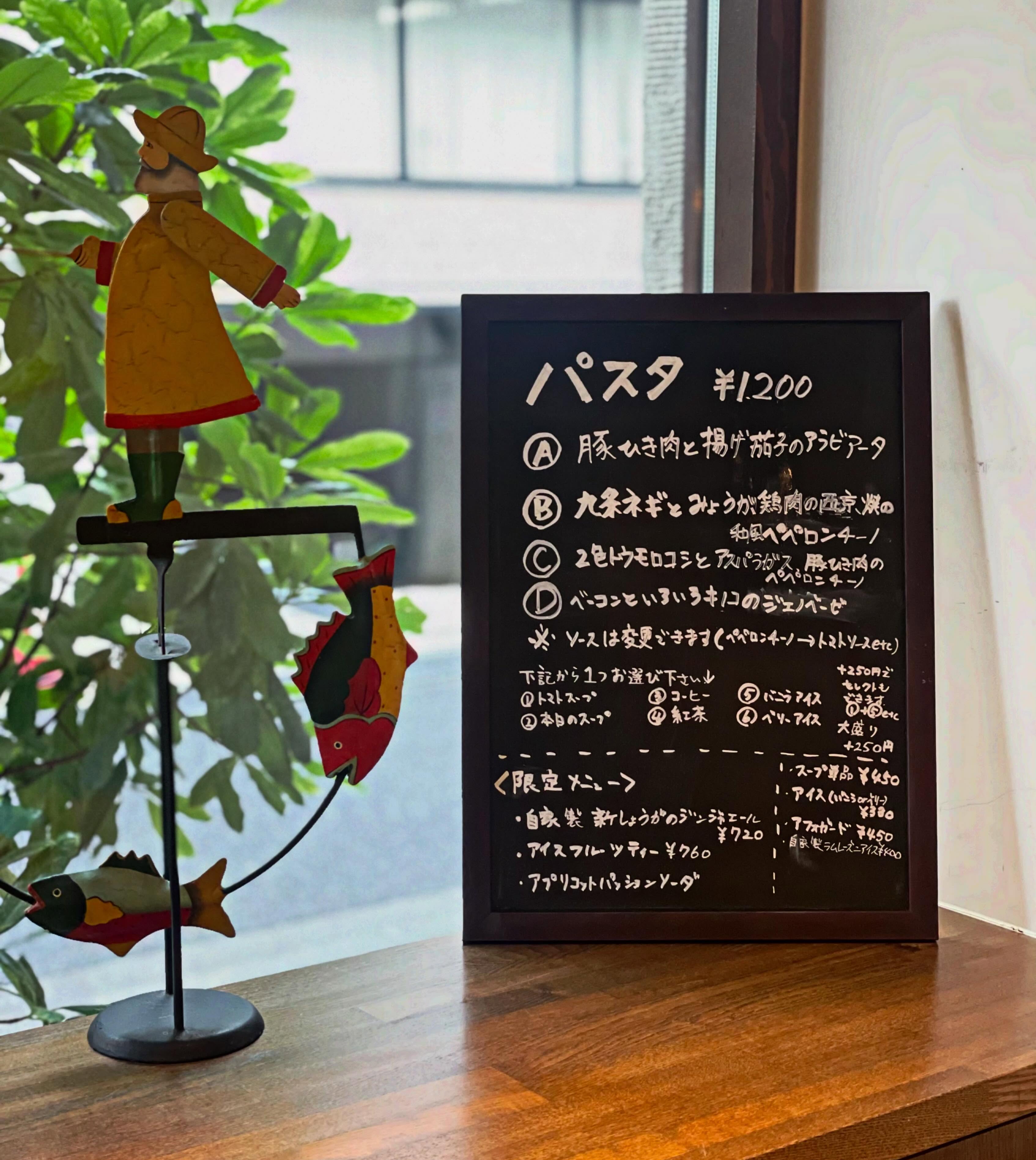 おはようございます。
本日2日は美容室、カフェ共に営業をしております。カフェは14時半までの営業となります。
ご来店をお待ちしております☕️

#新宿三丁目　#カフェ　#ランチ　#パスタ
#テイクアウト