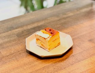 おはようございます。
本日9日は美容室、カフェ共に営業をしております。
カフェは15時までの営業となります。
ご来店をお待ちしております☕️

《アプリコパッションケーク》
長野産のアプリコットを自家製のコンポートにし、パッションフルーツと合わせた甘酸っぱいパウンドケーキ

《ジャムクッキー》
ココナッツサブレにベリーとマルメロのジャムサンド
アールグレイクッキーに4種のジャム

#新宿三丁目　#カフェ　#ランチ　#パスタ
#テイクアウト