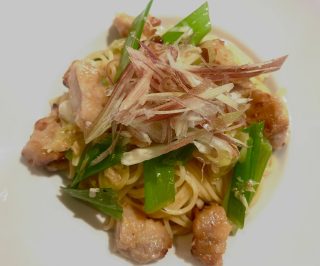 おはようございます。
本日16日は美容室、カフェ共に営業をしております。カフェは14時までの営業となります。
ご来店をお待ちしております☕️

九条ネギと茗荷、鶏の西京焼きの和風ペペロンチーノ

#新宿三丁目　#カフェ　#ランチ　#パスタ
#テイクアウト