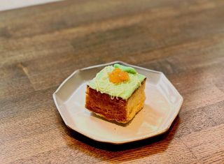 おはようございます。
本日17日は美容室、カフェ共に営業をしております。カフェは14時までの営業となります。
ご来店をお待ちしております☕️

《メロンケーク》
セミドライの赤肉メロンをメロン果汁で戻し、チーズカスタードクリームと合わせたパウンドケーキ

《全粒粉クッキー＆ライ麦クッキー》
カソナードのジャリっとした舌触りに香ばしさのあるシンプルなクッキー

#新宿三丁目　#カフェ　#ランチ　#パスタ
#テイクアウト