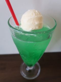おはようございます。
本日3日は美容室、カフェ共に営業をしております。カフェは14時までの営業となります。
ご来店をお待ちしております☕️

《メロンクリームソーダ》

#新宿三丁目　#カフェ　#ランチ　#パスタ
#テイクアウト