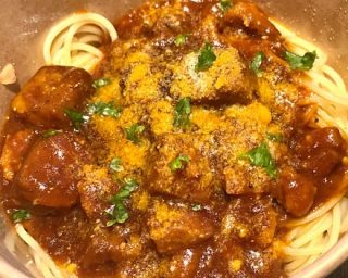 おはようございます。
本日3日は美容室、カフェ共に営業しております。カフェは14時半までの営業となります。
ご来店をお待ちしております☕️

牛肉のサイコロステーキのボロネーゼ

#新宿三丁目　#カフェ　#ランチ　#パスタ
#テイクアウト