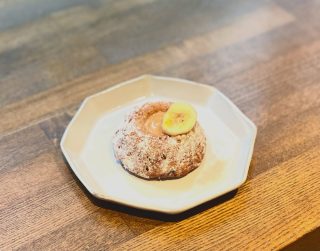 おはようございます。
本日4日は美容室、カフェ共に営業しております。カフェは14時半までの営業となります。店舗前道路が工事中の為、ご来店の際はお気をつけください🙇‍♀️
ご来店をお待ちしております☕️

《バナナブレッド》
キャラメリゼしたバナナと完熟バナナ、アクセントにカリカリキャラメルアーモンド
《メープルピーカンナッツケーク》
メープルシュガーにローストピーカンナッツ、ダックワーズ生地を合わせたパウンドケーキ
#新宿三丁目　#カフェ　#ランチ　#パスタ
#テイクアウト