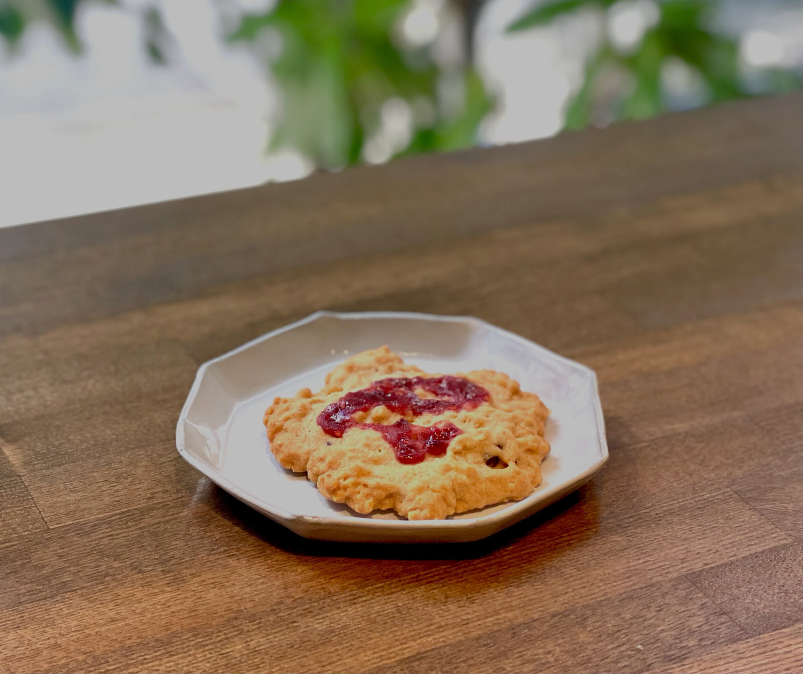 おはようございます。
本日10日は美容室、カフェ共に営業しております。
カフェは15時までの営業となります。ご来店をお待ちしております☕️
10月オープン予定日(2.6.7.10.13.15.27.29日)

《ベリーとマカダミアナッツの全粒粉クッキー》
クランベリー、ブルーベリーにローストマカダミアナッツ、ホワイトチョコレートに自家製のストロベリーとラズベリーのジャム、全粒粉のザクザククッキー

#新宿三丁目　#カフェ　#ランチ　#パスタ
#テイクアウト