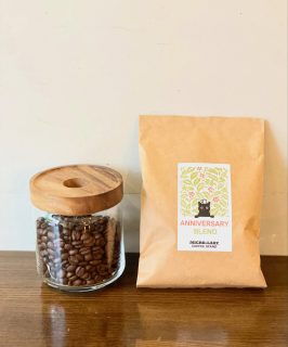 おはようございます。
本日13日は美容室、カフェ共に営業しております。
カフェはドリンクとお菓子のみ14時半までの営業となります。
ご来店をお待ちしております☕️

New coffee 
『Anniversary Blend』
滋賀県MICRO-LADY COFFEE STANDさんの13周年アニバーサリー ブレンド。ミルクチョコレートやナッツの香ばしさ、ほろ苦さとベリーのアロマ。

#新宿三丁目　#カフェ  #テイクアウト  #焼き菓子