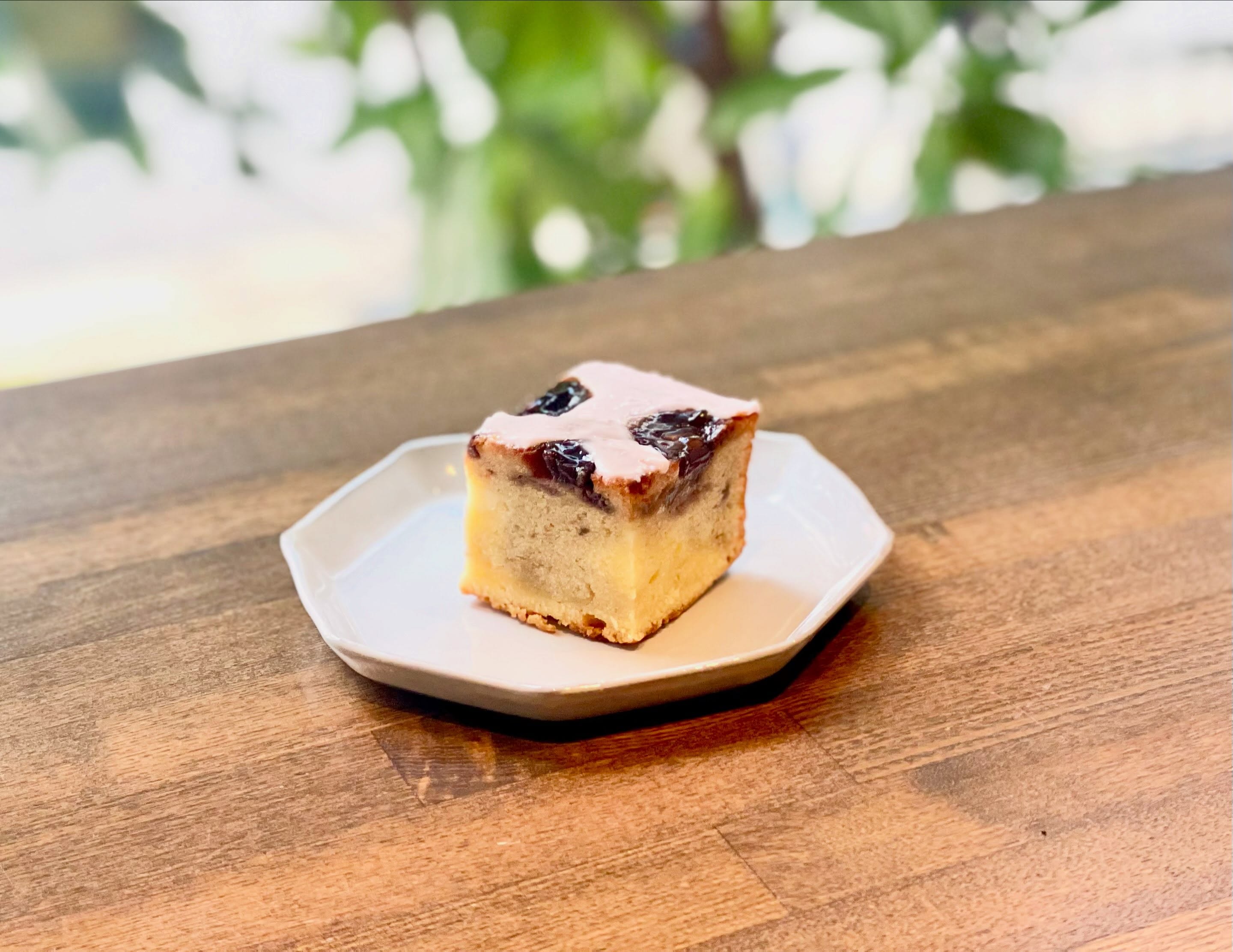 おはようございます。
本日22日は美容室、カフェ共に営業しております。カフェはドリンクとスイーツのみ14時半までの営業となります。
ご来店をお待ちしております☕️
10月オープン予定日 （2.6.7.10.13.15.22.27.29日）

『巨峰とマスカルポーネチーズのパウンド』
巨峰の黒まるを自家製セミドライにし、甘さを濃縮させ、マスカルポーネチーズと合わせたパウンドケーキ

#新宿三丁目　#カフェ　#お菓子　#コーヒー